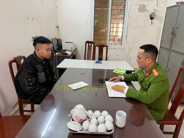 Sau khi gây tai nạn chết người, tài xế đánh xe ôtô về nhà lấy bạt che kín mít- Ảnh 1. Sau khi gây tai nạn chết người, tài xế đánh xe ôtô về nhà lấy bạt che kín mít- Ảnh 1.