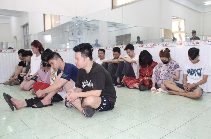 Công an TP HCM bắt nóng 2 nhóm thác loạn tập thể- Ảnh 1. Công an TP HCM bắt nóng 2 nhóm thác loạn tập thể- Ảnh 1.