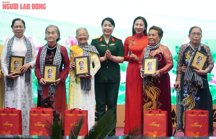 Bà Trương Mỹ Hoa chia sẻ về cuộc "chiến đấu trong lòng của trong lòng kẻ thù"- Ảnh 3. Bà Trương Mỹ Hoa chia sẻ về cuộc "chiến đấu trong lòng của trong lòng kẻ thù"- Ảnh 3.