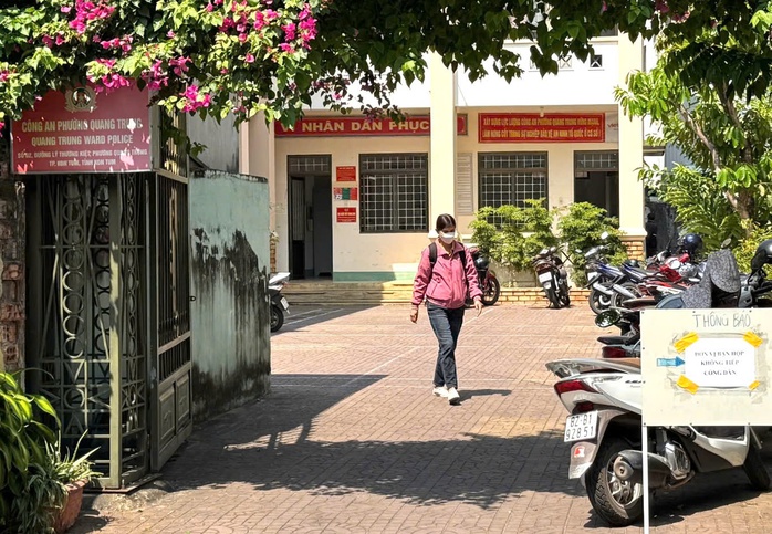 Sau tiếng nổ, 1 phó trưởng công an phường tử vong tại trụ sở- Ảnh 1. Sau tiếng nổ, 1 phó trưởng công an phường tử vong tại trụ sở- Ảnh 1.