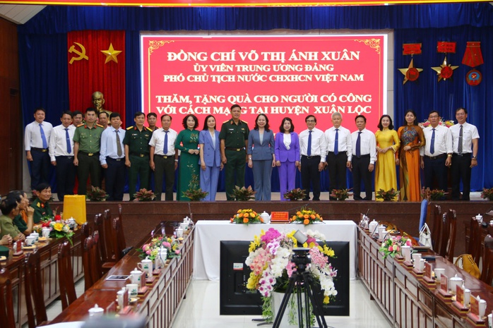 Phó Chủ tịch nước Võ Thị Ánh Xuân thăm, tặng quà và làm việc tại Đồng Nai- Ảnh 4. Phó Chủ tịch nước Võ Thị Ánh Xuân thăm, tặng quà và làm việc tại Đồng Nai- Ảnh 4.