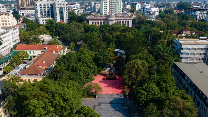 Không di dời cây xanh có giá trị và cổ thụ ở vườn hoa Lý Thái Tổ- Ảnh 1. Không di dời cây xanh có giá trị và cổ thụ ở vườn hoa Lý Thái Tổ- Ảnh 1.