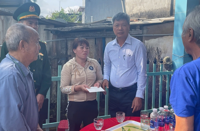 Lãnh đạo tỉnh Quảng Nam động viên gia đình của 5 ngư dân chết và mất tích trên biển- Ảnh 2.