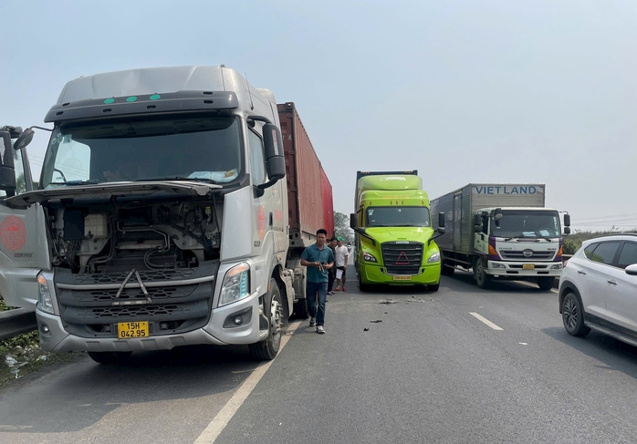 Ôtô con gây tai nạn liên hoàn trên quốc lộ 5- Ảnh 1. Ôtô con gây tai nạn liên hoàn trên quốc lộ 5- Ảnh 1.