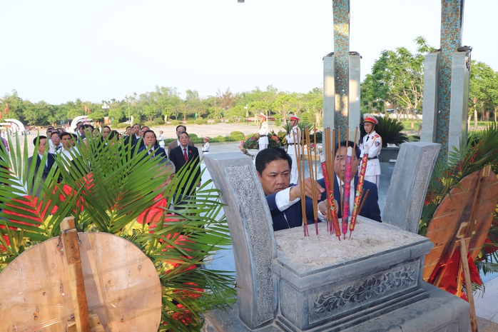 Trưởng Ban Tuyên giáo và Dân vận Trung ương dâng hương tưởng nhớ các Anh hùng Liệt sĩ- Ảnh 4. Trưởng Ban Tuyên giáo và Dân vận Trung ương dâng hương tưởng nhớ các Anh hùng Liệt sĩ- Ảnh 4.
