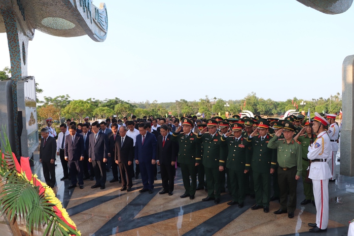 Trưởng Ban Tuyên giáo và Dân vận Trung ương dâng hương tưởng nhớ các Anh hùng Liệt sĩ- Ảnh 3. Trưởng Ban Tuyên giáo và Dân vận Trung ương dâng hương tưởng nhớ các Anh hùng Liệt sĩ- Ảnh 3.
