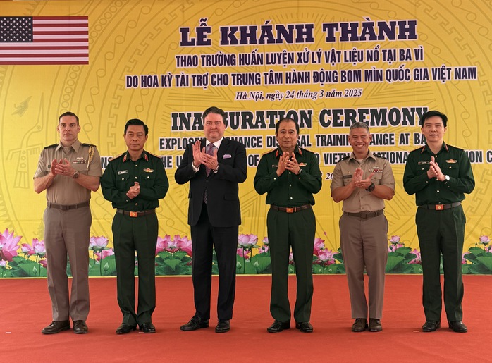 Lục quân Mỹ bàn giao cơ sở huấn luyện rà phá bom mìn cho Bộ Quốc phòng- Ảnh 5. Lục quân Mỹ bàn giao cơ sở huấn luyện rà phá bom mìn cho Bộ Quốc phòng- Ảnh 5.