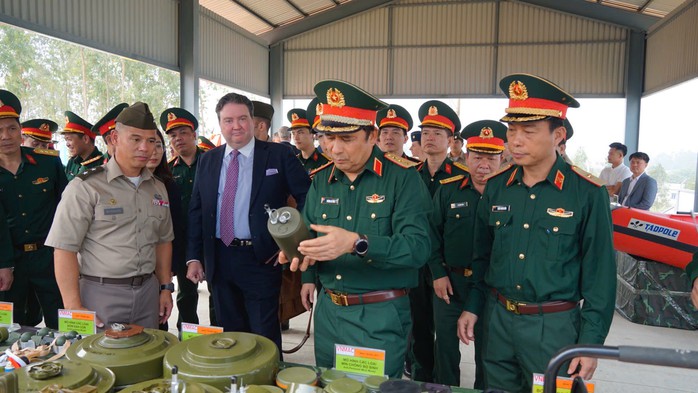 Lục quân Mỹ bàn giao cơ sở huấn luyện rà phá bom mìn cho Bộ Quốc phòng- Ảnh 1. Lục quân Mỹ bàn giao cơ sở huấn luyện rà phá bom mìn cho Bộ Quốc phòng- Ảnh 1.