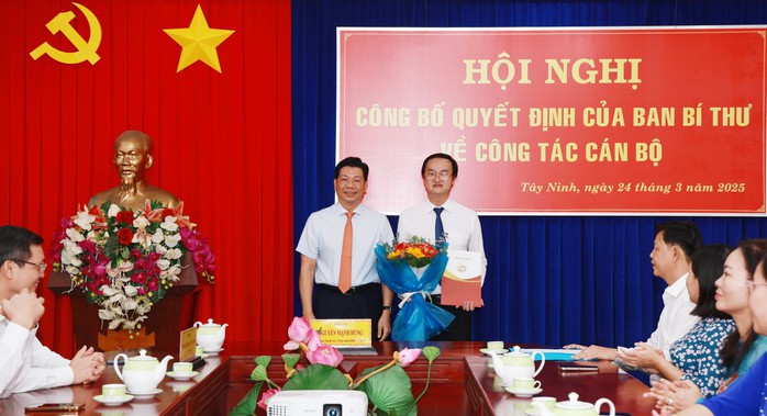 Trao quyết định của Ban Bí thư Trung ương Đảng về công tác cán bộ tại Tây Ninh- Ảnh 1.