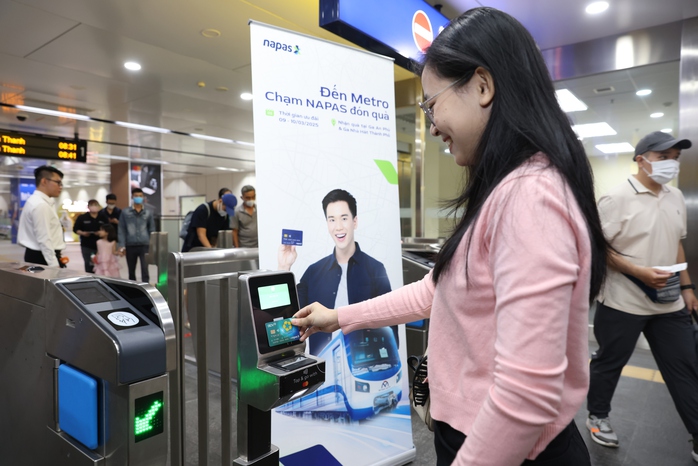 Metro không tiền mặt thúc đẩy giao thông xanh- Ảnh 1. Metro không tiền mặt thúc đẩy giao thông xanh- Ảnh 1.