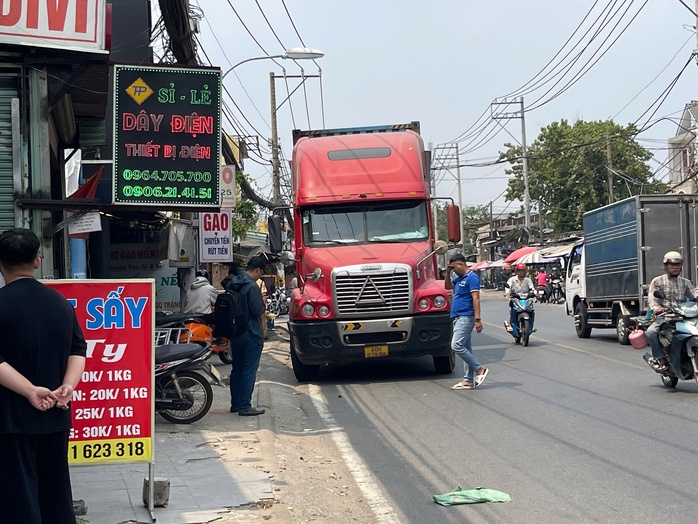 TP HCM: Tai nạn giao thông nghiêm trọng trên cầu Tỉnh lộ 43- Ảnh 2. TP HCM: Tai nạn giao thông nghiêm trọng trên cầu Tỉnh lộ 43- Ảnh 2.