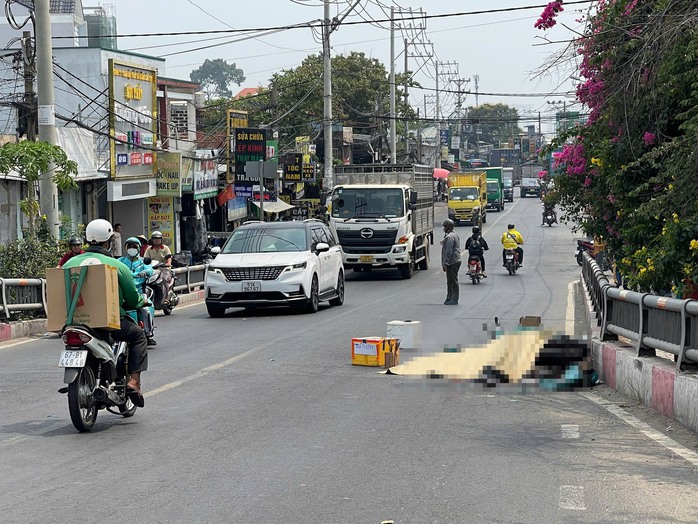 TP HCM: Tai nạn giao thông nghiêm trọng trên cầu Tỉnh lộ 43- Ảnh 1. TP HCM: Tai nạn giao thông nghiêm trọng trên cầu Tỉnh lộ 43- Ảnh 1.