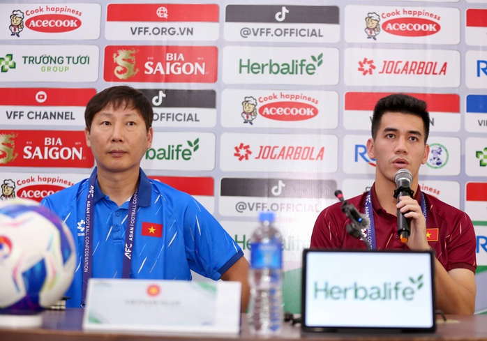 HLV Kim Sang-sik tin Tiến Linh phá lưới đội Lào thay Xuân Son- Ảnh 1. HLV Kim Sang-sik tin Tiến Linh phá lưới đội Lào thay Xuân Son- Ảnh 1.