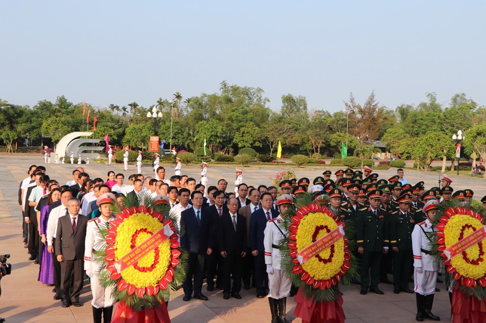Trưởng Ban Tuyên giáo và Dân vận Trung ương dâng hương tưởng nhớ các Anh hùng Liệt sĩ- Ảnh 2. Trưởng Ban Tuyên giáo và Dân vận Trung ương dâng hương tưởng nhớ các Anh hùng Liệt sĩ- Ảnh 2.