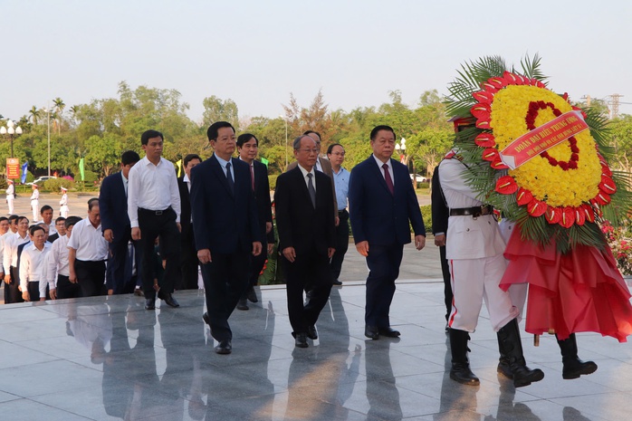 Trưởng Ban Tuyên giáo và Dân vận Trung ương dâng hương tưởng nhớ các Anh hùng Liệt sĩ- Ảnh 1. Trưởng Ban Tuyên giáo và Dân vận Trung ương dâng hương tưởng nhớ các Anh hùng Liệt sĩ- Ảnh 1.