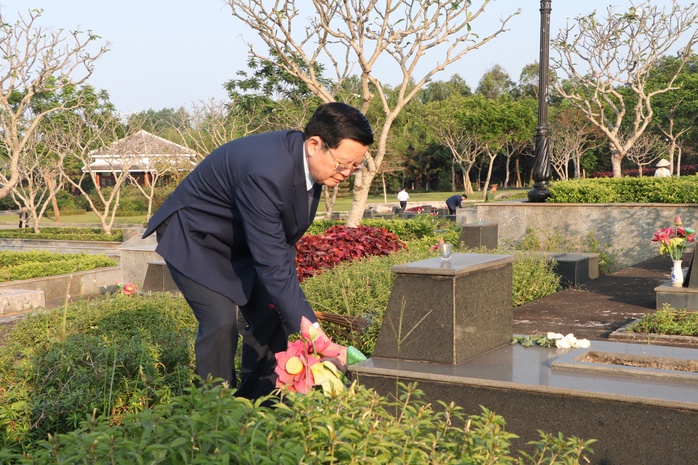 Trưởng Ban Tuyên giáo và Dân vận Trung ương dâng hương tưởng nhớ các Anh hùng Liệt sĩ- Ảnh 6. Trưởng Ban Tuyên giáo và Dân vận Trung ương dâng hương tưởng nhớ các Anh hùng Liệt sĩ- Ảnh 6.