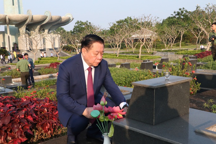 Trưởng Ban Tuyên giáo và Dân vận Trung ương dâng hương tưởng nhớ các Anh hùng Liệt sĩ- Ảnh 5. Trưởng Ban Tuyên giáo và Dân vận Trung ương dâng hương tưởng nhớ các Anh hùng Liệt sĩ- Ảnh 5.