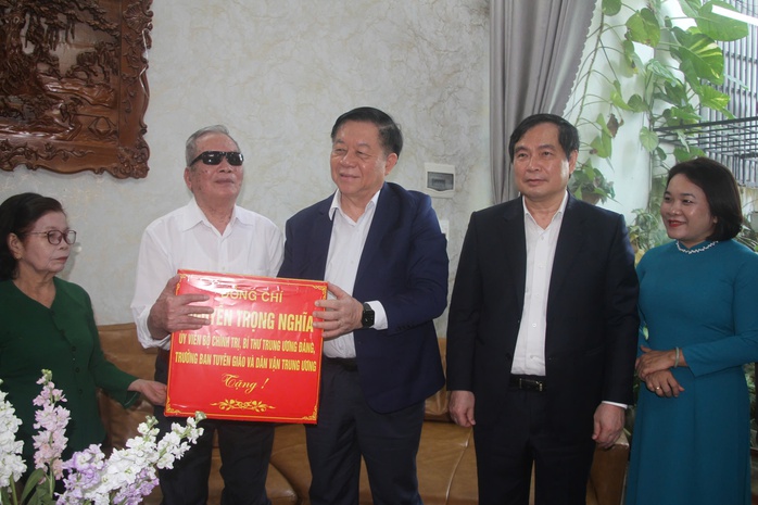 Trưởng Ban Tuyên giáo và Dân vận Trung ương dâng hương tưởng nhớ các Anh hùng Liệt sĩ- Ảnh 8. Trưởng Ban Tuyên giáo và Dân vận Trung ương dâng hương tưởng nhớ các Anh hùng Liệt sĩ- Ảnh 8.