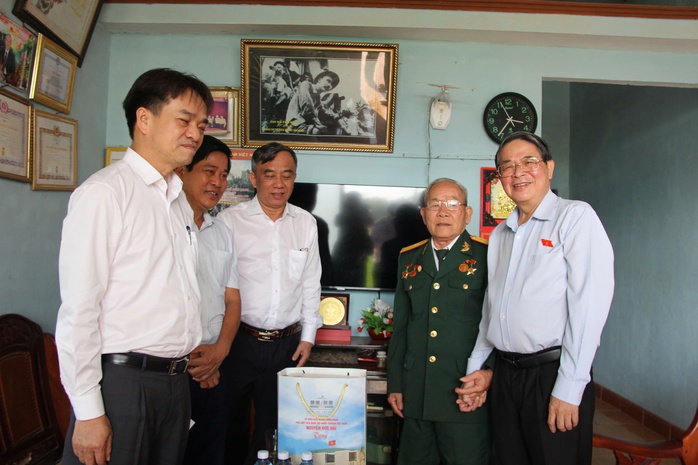 Trưởng Ban Tuyên giáo và Dân vận Trung ương dâng hương tưởng nhớ các Anh hùng Liệt sĩ- Ảnh 9. Trưởng Ban Tuyên giáo và Dân vận Trung ương dâng hương tưởng nhớ các Anh hùng Liệt sĩ- Ảnh 9.