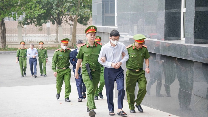 Thắt chặt an ninh tại phiên tòa xử cựu chủ tịch FLC Trịnh Văn Quyết- Ảnh 3. Thắt chặt an ninh tại phiên tòa xử cựu chủ tịch FLC Trịnh Văn Quyết- Ảnh 3.
