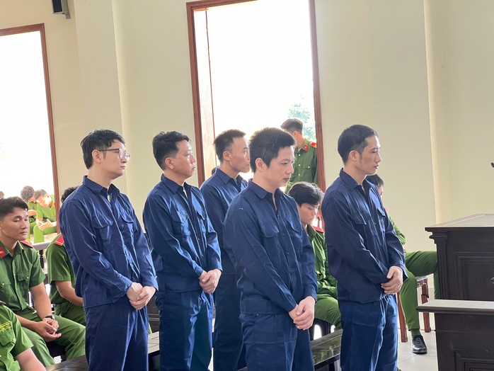Toà áp dụng chính sách khoan hồng đặc biệt cho 5 cựu đăng kiểm viên- Ảnh 1. Toà áp dụng chính sách khoan hồng đặc biệt cho 5 cựu đăng kiểm viên- Ảnh 1.