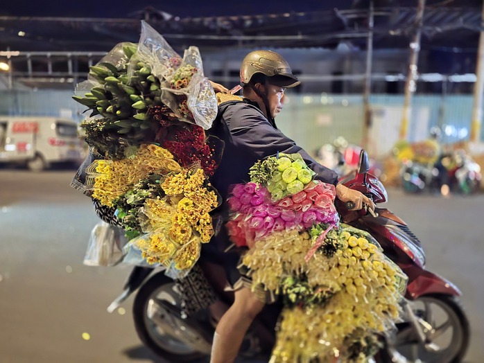 Cảnh mua bán sôi động ở chợ hoa đêm Đầm Sen- Ảnh 1. Cảnh mua bán sôi động ở chợ hoa đêm Đầm Sen- Ảnh 1.