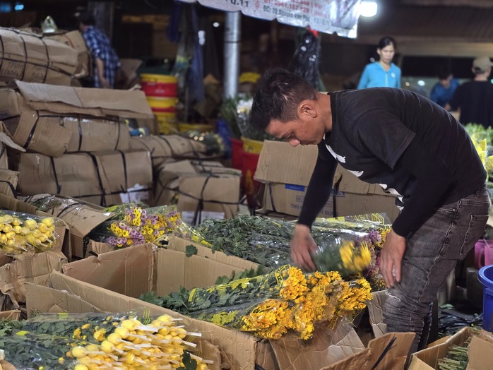 Cảnh mua bán sôi động ở chợ hoa đêm Đầm Sen- Ảnh 2. Cảnh mua bán sôi động ở chợ hoa đêm Đầm Sen- Ảnh 2.