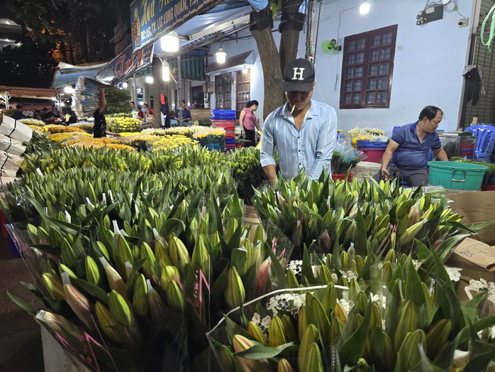 Cảnh mua bán sôi động ở chợ hoa đêm Đầm Sen- Ảnh 7. Cảnh mua bán sôi động ở chợ hoa đêm Đầm Sen- Ảnh 7.