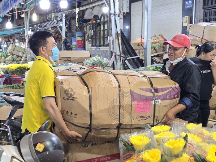 Cảnh mua bán sôi động ở chợ hoa đêm Đầm Sen- Ảnh 3. Cảnh mua bán sôi động ở chợ hoa đêm Đầm Sen- Ảnh 3.
