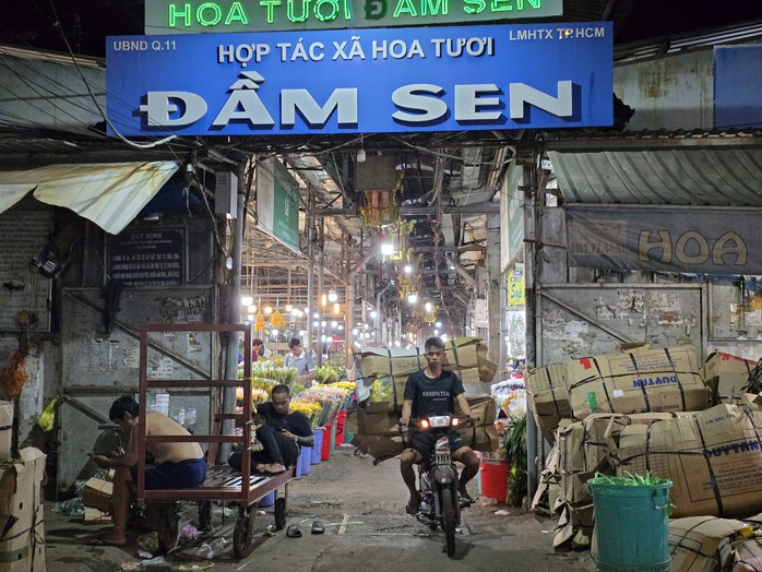 Cảnh mua bán sôi động ở chợ hoa đêm Đầm Sen- Ảnh 4. Cảnh mua bán sôi động ở chợ hoa đêm Đầm Sen- Ảnh 4.