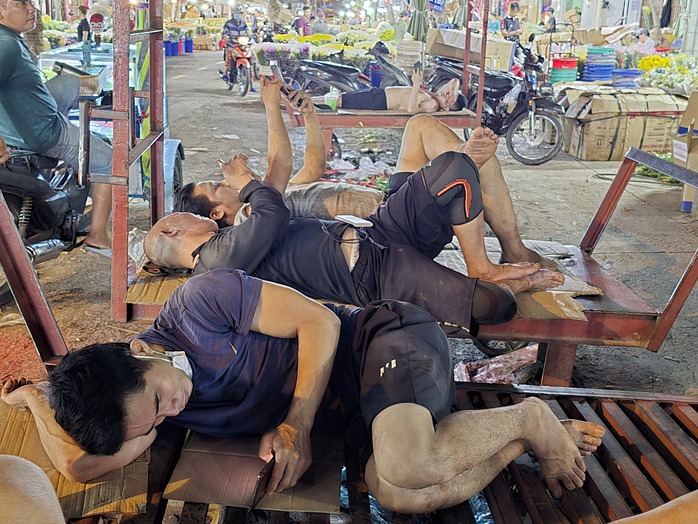 Cảnh mua bán sôi động ở chợ hoa đêm Đầm Sen- Ảnh 10. Cảnh mua bán sôi động ở chợ hoa đêm Đầm Sen- Ảnh 10.