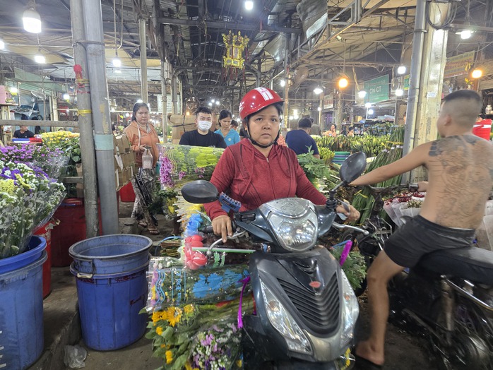 Cảnh mua bán sôi động ở chợ hoa đêm Đầm Sen- Ảnh 12. Cảnh mua bán sôi động ở chợ hoa đêm Đầm Sen- Ảnh 12.