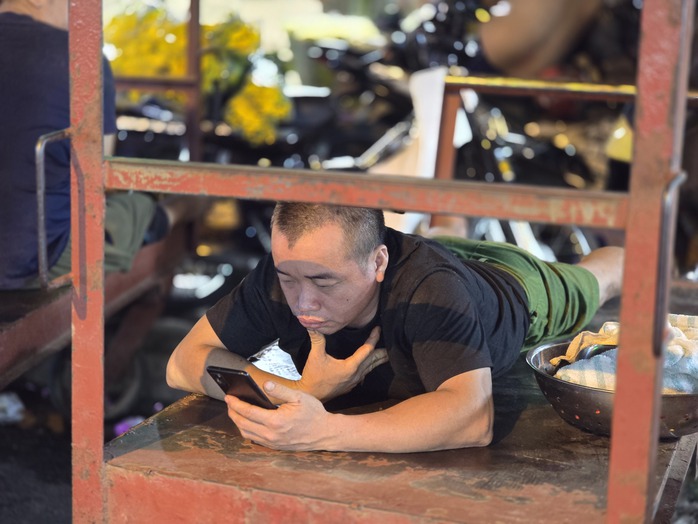 Cảnh mua bán sôi động ở chợ hoa đêm Đầm Sen- Ảnh 11. Cảnh mua bán sôi động ở chợ hoa đêm Đầm Sen- Ảnh 11.