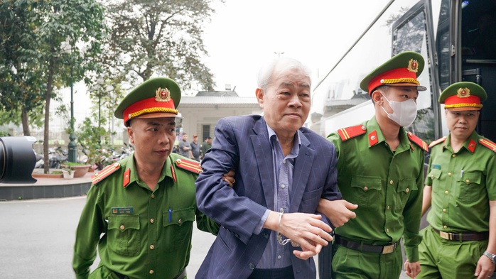 Thắt chặt an ninh tại phiên tòa xử cựu chủ tịch FLC Trịnh Văn Quyết- Ảnh 4. Thắt chặt an ninh tại phiên tòa xử cựu chủ tịch FLC Trịnh Văn Quyết- Ảnh 4.