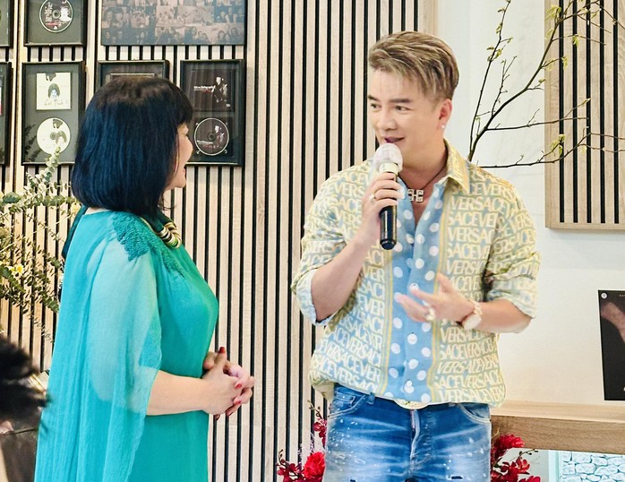 Đàm Vĩnh Hưng, Quang Dũng, Dương Triệu Vũ chúc mừng Cẩm Vân ra đĩa than "Vết lăn trầm"- Ảnh 8. Đàm Vĩnh Hưng, Quang Dũng, Dương Triệu Vũ chúc mừng Cẩm Vân ra đĩa than "Vết lăn trầm"- Ảnh 8.