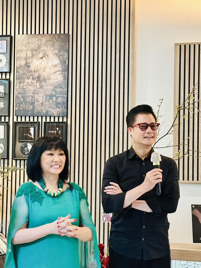 Đàm Vĩnh Hưng, Quang Dũng, Dương Triệu Vũ chúc mừng Cẩm Vân ra đĩa than "Vết lăn trầm"- Ảnh 5. Đàm Vĩnh Hưng, Quang Dũng, Dương Triệu Vũ chúc mừng Cẩm Vân ra đĩa than "Vết lăn trầm"- Ảnh 5.