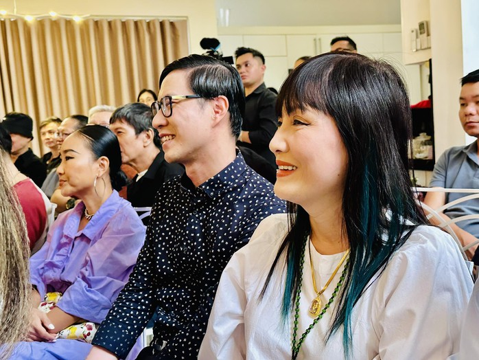 Đàm Vĩnh Hưng, Quang Dũng, Dương Triệu Vũ chúc mừng Cẩm Vân ra đĩa than "Vết lăn trầm"- Ảnh 10. Đàm Vĩnh Hưng, Quang Dũng, Dương Triệu Vũ chúc mừng Cẩm Vân ra đĩa than "Vết lăn trầm"- Ảnh 10.