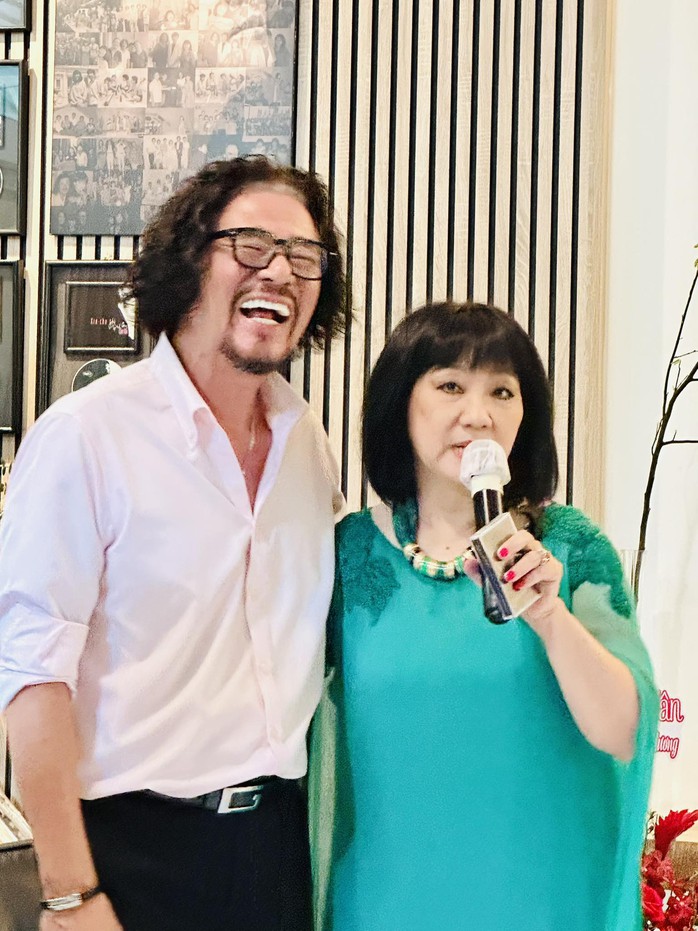 Đàm Vĩnh Hưng, Quang Dũng, Dương Triệu Vũ chúc mừng Cẩm Vân ra đĩa than "Vết lăn trầm"- Ảnh 4. Đàm Vĩnh Hưng, Quang Dũng, Dương Triệu Vũ chúc mừng Cẩm Vân ra đĩa than "Vết lăn trầm"- Ảnh 4.