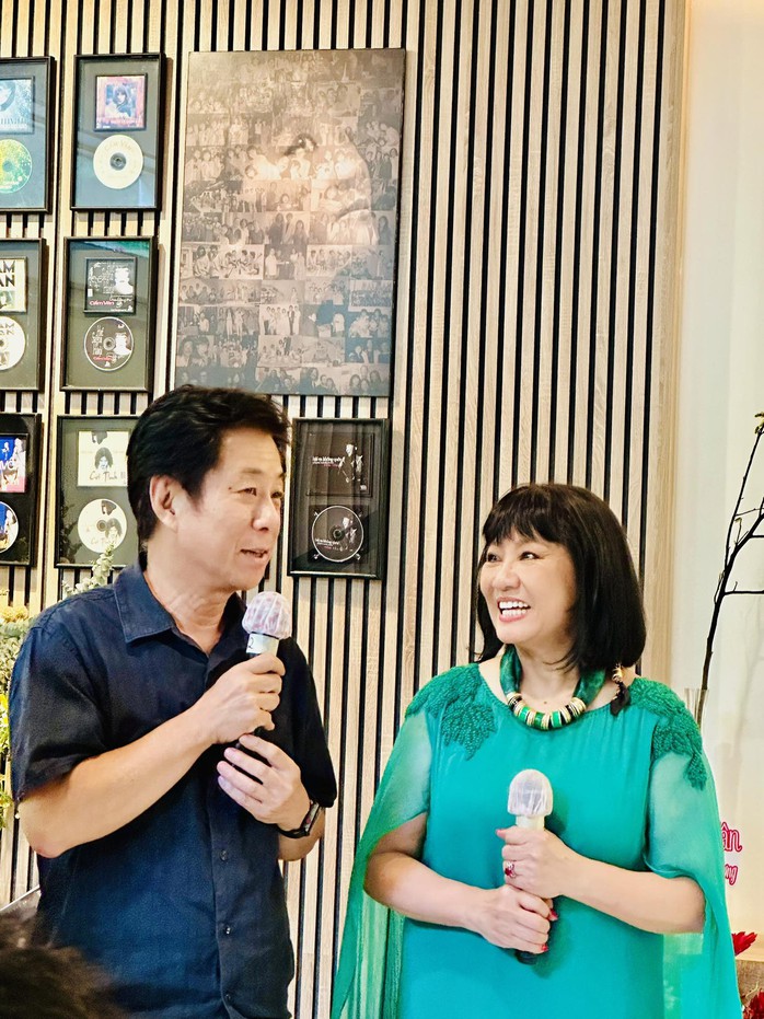 Đàm Vĩnh Hưng, Quang Dũng, Dương Triệu Vũ chúc mừng Cẩm Vân ra đĩa than "Vết lăn trầm"- Ảnh 2. Đàm Vĩnh Hưng, Quang Dũng, Dương Triệu Vũ chúc mừng Cẩm Vân ra đĩa than "Vết lăn trầm"- Ảnh 2.