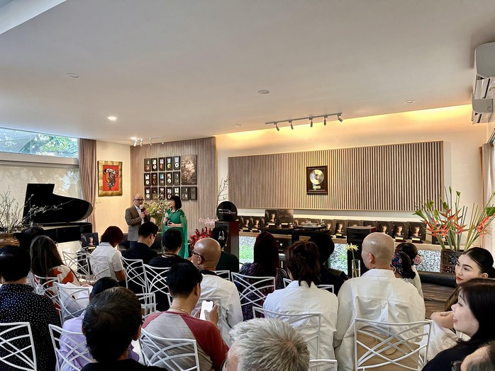 Đàm Vĩnh Hưng, Quang Dũng, Dương Triệu Vũ chúc mừng Cẩm Vân ra đĩa than "Vết lăn trầm"- Ảnh 7. Đàm Vĩnh Hưng, Quang Dũng, Dương Triệu Vũ chúc mừng Cẩm Vân ra đĩa than "Vết lăn trầm"- Ảnh 7.