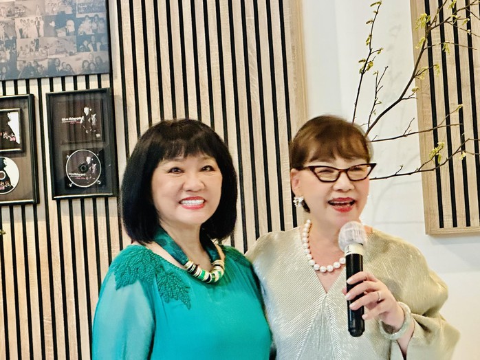 Đàm Vĩnh Hưng, Quang Dũng, Dương Triệu Vũ chúc mừng Cẩm Vân ra đĩa than "Vết lăn trầm"- Ảnh 6. Đàm Vĩnh Hưng, Quang Dũng, Dương Triệu Vũ chúc mừng Cẩm Vân ra đĩa than "Vết lăn trầm"- Ảnh 6.