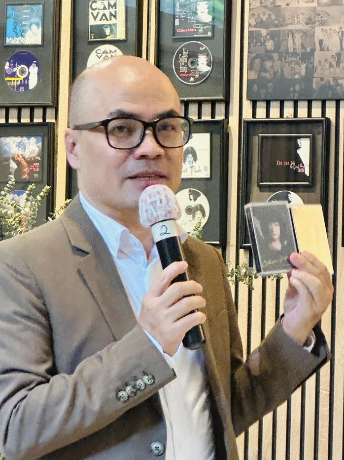 Đàm Vĩnh Hưng, Quang Dũng, Dương Triệu Vũ chúc mừng Cẩm Vân ra đĩa than "Vết lăn trầm"- Ảnh 9. Đàm Vĩnh Hưng, Quang Dũng, Dương Triệu Vũ chúc mừng Cẩm Vân ra đĩa than "Vết lăn trầm"- Ảnh 9.