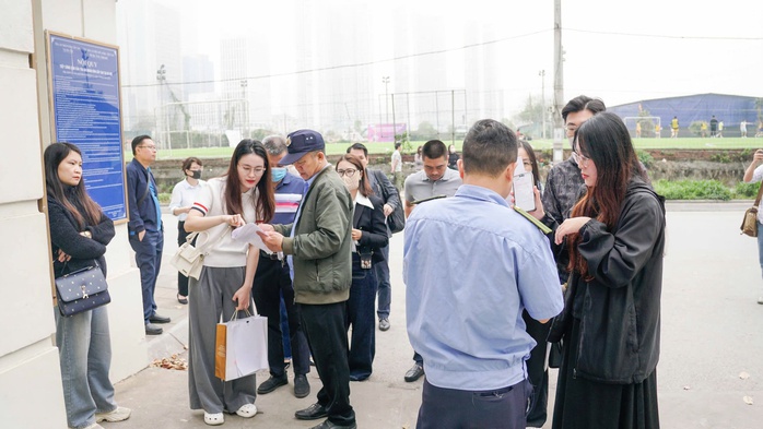 Thắt chặt an ninh tại phiên tòa xử cựu chủ tịch FLC Trịnh Văn Quyết- Ảnh 2. Thắt chặt an ninh tại phiên tòa xử cựu chủ tịch FLC Trịnh Văn Quyết- Ảnh 2.