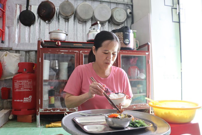 Bà Bùi Thị Thanh với buổi cơm chiều đơn giản Bà Bùi Thị Thanh với buổi cơm chiều đơn giản