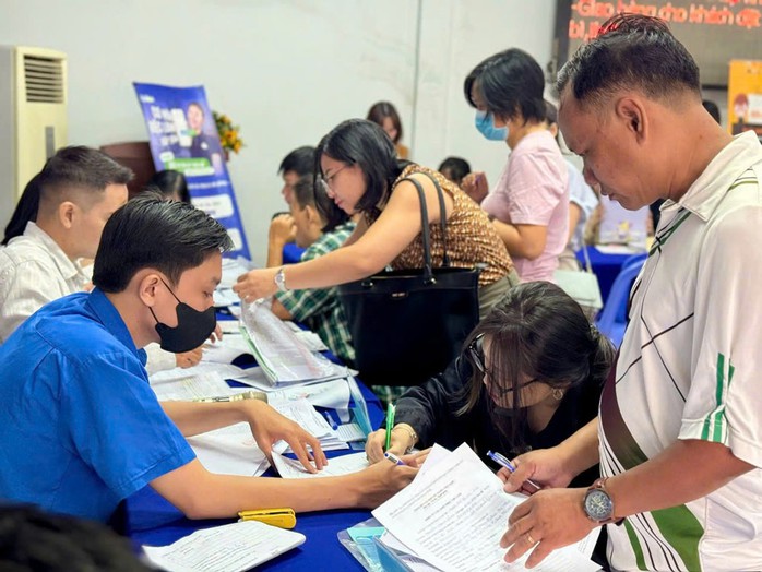 Người lao động làm thủ tục về chính sách bảo hiểm thất nghiệp Ảnh: HUỲNH NHƯ Người lao động làm thủ tục về chính sách bảo hiểm thất nghiệp Ảnh: HUỲNH NHƯ