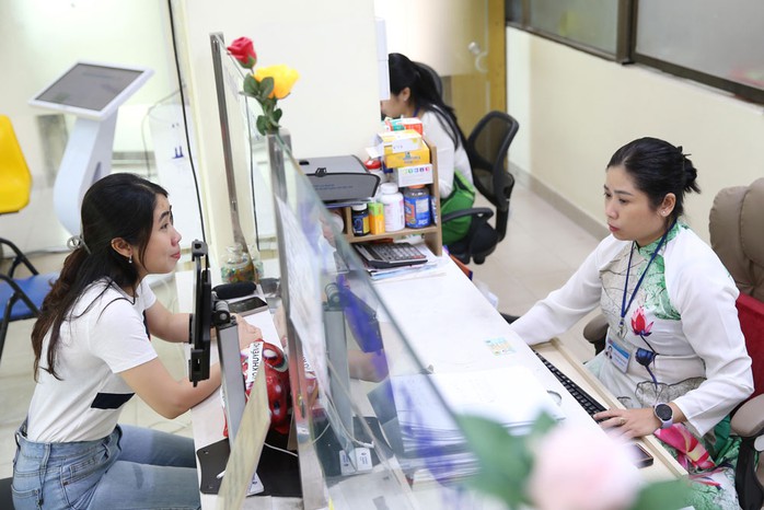 Cán bộ UBND phường 12, quận 10, TP HCM hướng dẫn thủ tục hành chính cho người dân. Ảnh: HOÀNG TRIỀU Cán bộ UBND phường 12, quận 10, TP HCM hướng dẫn thủ tục hành chính cho người dân. Ảnh: HOÀNG TRIỀU