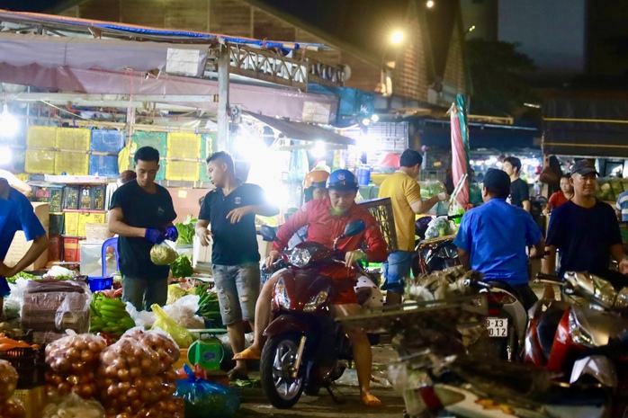Thành phố về đêm (*): Thức trắng ở chợ nông sản- Ảnh 1. Thành phố về đêm (*): Thức trắng ở chợ nông sản- Ảnh 1.