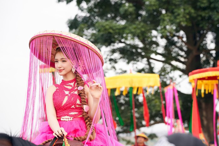 "Bắc Bling" của Hòa Minzy gây bão toàn cầu- Ảnh 3. "Bắc Bling" của Hòa Minzy gây bão toàn cầu- Ảnh 3.