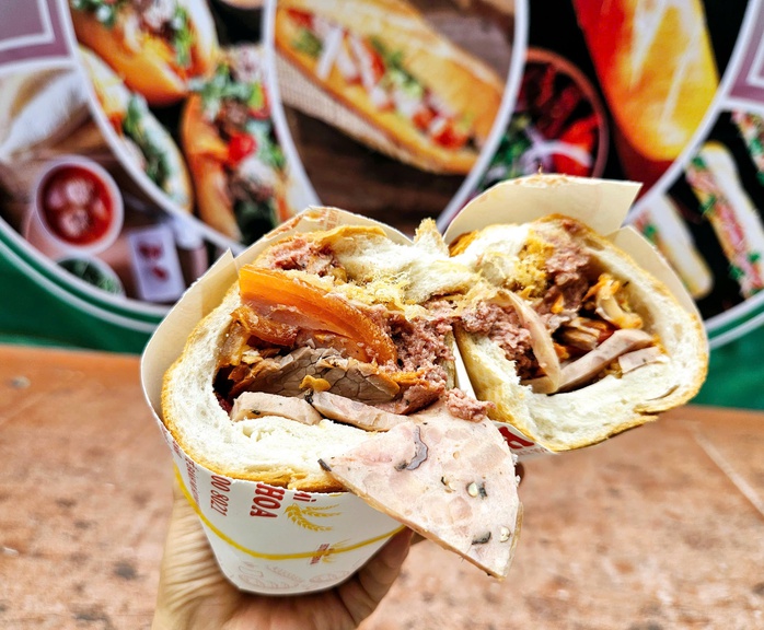 Vì sao khách xếp hàng cả tiếng để mua 1-2 ổ bánh mì tại lễ hội ở TP HCM?- Ảnh 4. Vì sao khách xếp hàng cả tiếng để mua 1-2 ổ bánh mì tại lễ hội ở TP HCM?- Ảnh 4.