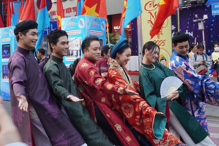 Đạo diễn Victor Vũ: "Tôi luôn muốn tôn vinh vẻ đẹp Việt phục trong phim"- Ảnh 1. Đạo diễn Victor Vũ: "Tôi luôn muốn tôn vinh vẻ đẹp Việt phục trong phim"- Ảnh 1.